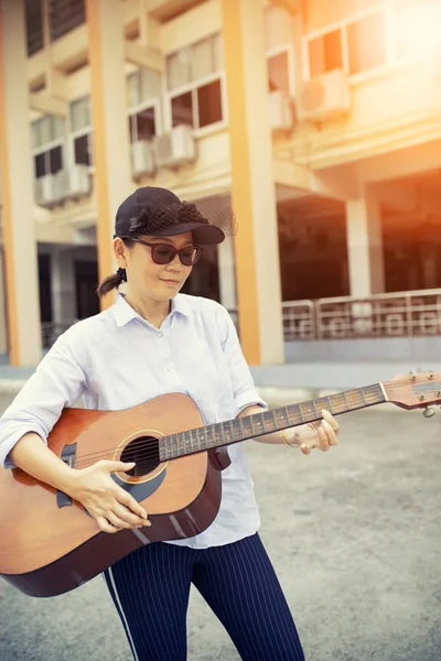 在街上弹吉他的女人 — 图库照片
