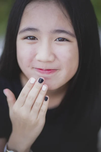 Porträt des schönen asiatischen Teenagers, der mit Augen schaut — Stockfoto