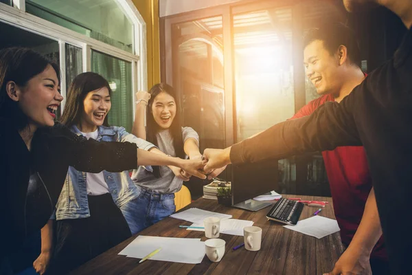 Vita d'ufficio, emozione di felicità di team freelance che lavora il successo — Foto Stock