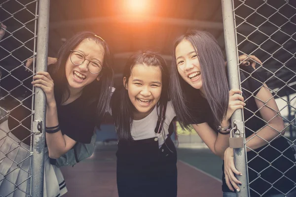 Gesicht der asiatischen Teenager Glücksgefühle in der Schule Stadion — Stockfoto