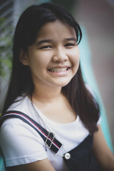 Kopfschuss eines asiatischen Teenagers, der mit Glücksgefühlen lächelt — Stockfoto
