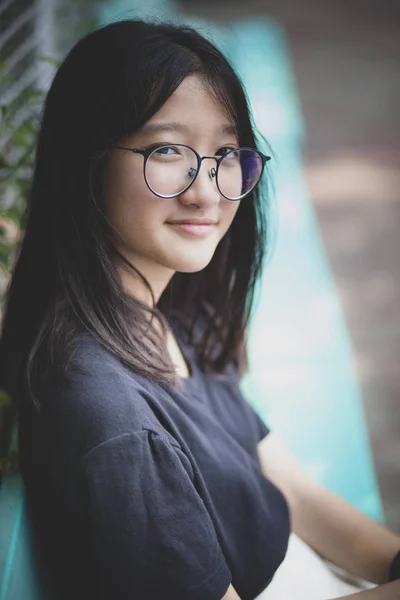Ritratto di asiatico adolescente guardando con contatto visivo per fotocamera — Foto Stock