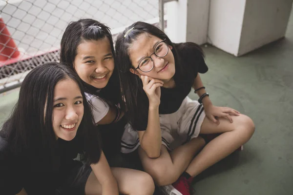 特写 幸福 脸 的 亚洲 青少年 放松 在学校 现场 — 图库照片