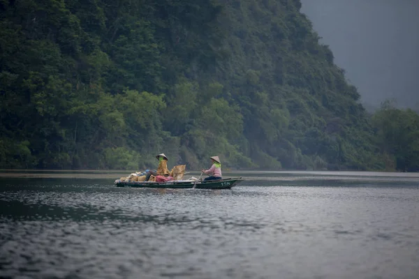 Ninh binh 越南 - 十一月6，2017 ： 村民妇女帆船 — 图库照片