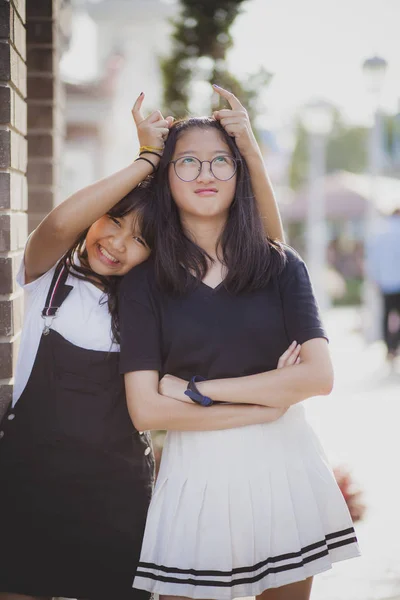 Ceria dua remaja Asia bermain dengan emosi santai — Stok Foto