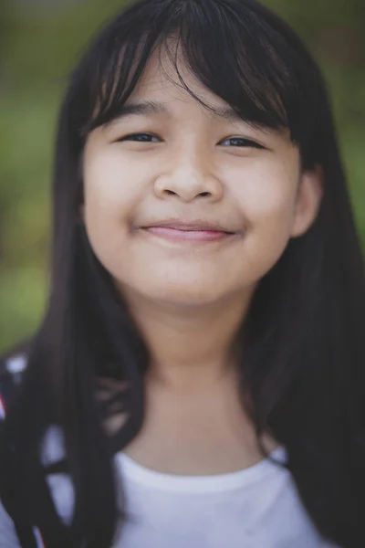 头射浅深的亚洲青少年笑脸领域 — 图库照片