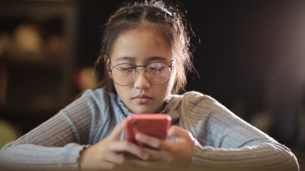 Asiatischer Teenager Chattet Sozialen Medien Auf Handy — Stockvideo