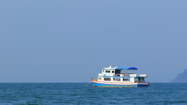 Tour Boat Floating Blue Sea Habor — Stock Video