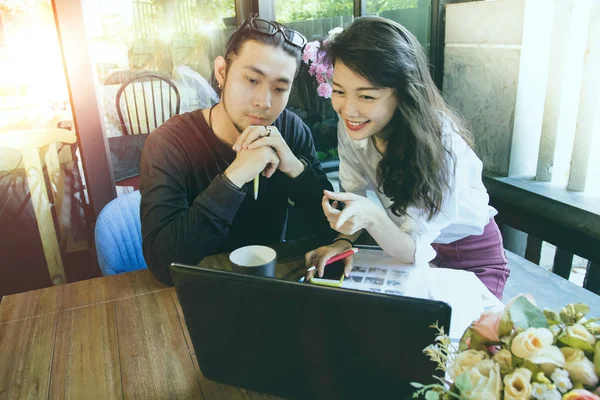 Aziatische jongere freelance man en vrouw werken aan computer in hom — Stockfoto