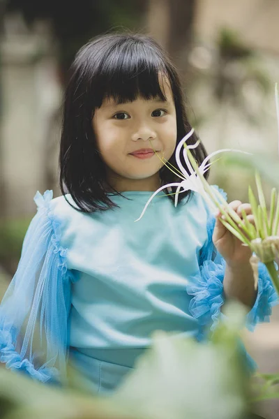 Close-up gezicht Aziatische meisje kinderen toothy lachend gezicht geluk — Stockfoto