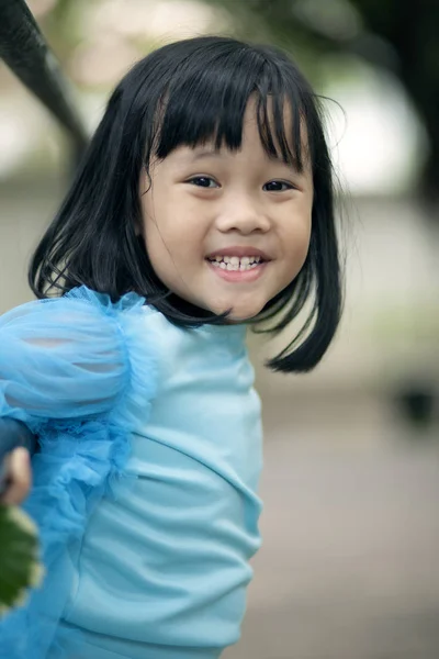 ปิดหน้า สาวเอเชีย เด็ก ยิ้มฟัน หน้ามีความสุข — ภาพถ่ายสต็อก