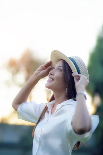 Porträt Kopfschuss der schönen asiatischen Frau toothy lächelndes Gesicht w — Stockfoto