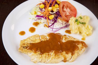 tavuk biftek beyaz çanak yemeye hazır