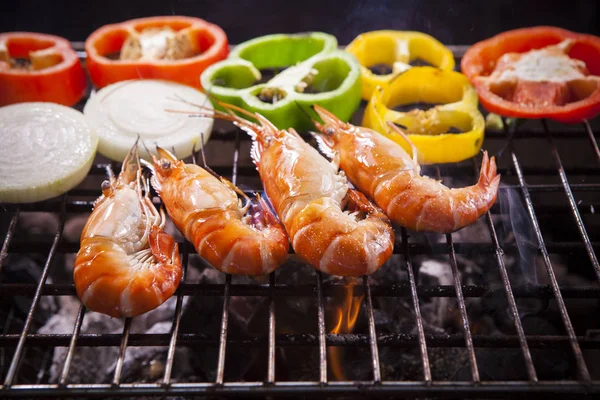 Shrimp,prawns grilled with chilly and onion on barbecue stove — Stock Photo, Image