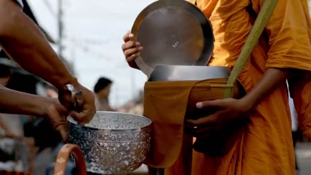 Tailandeses Ofreciendo Arroz Cocido Monje Budista Temprano Mañana — Vídeo de stock