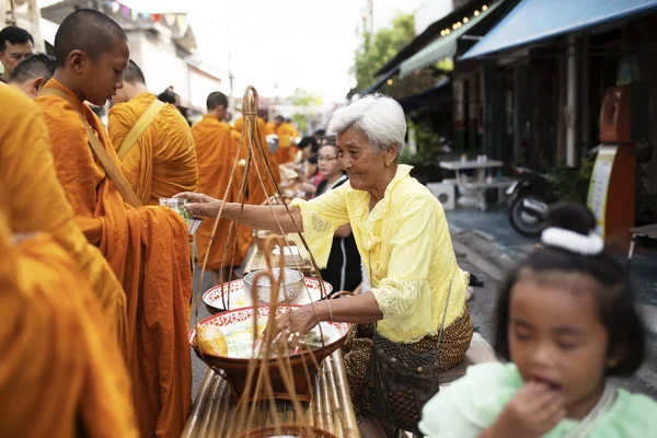 Prakhuap khiri khan thailand - june2,2019: thai-kvinne som tilbyr – stockfoto