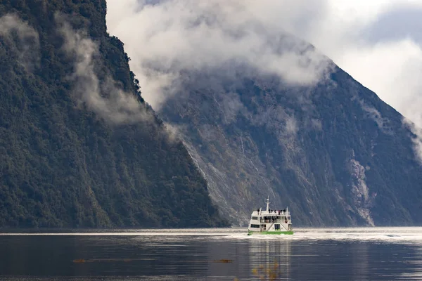 Tourist boat cruising in milford sound fjordland national park — Stock Photo, Image