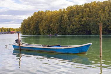 güzellik karşı tatlı su kanalı üzerinde yüzen mavi ahşap tekne
