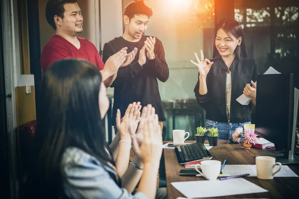 Aziatisch freelance team Meeting met geluk in modern Home in — Stockfoto