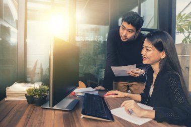 asyalı genç serbest adam ve kadın hom bilgisayar üzerinde çalışıyor