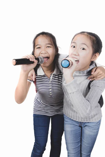 Dos alegre asiático adolescente cantando con micrófono aislado wh — Foto de Stock