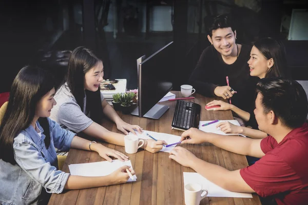 Aziatisch freelance team schaeren voor teamwork in kantoor vergaderruimte — Stockfoto