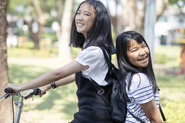 Alegre asiático adolescente felicidade emoção equitação bicicleta no publ — Fotografia de Stock