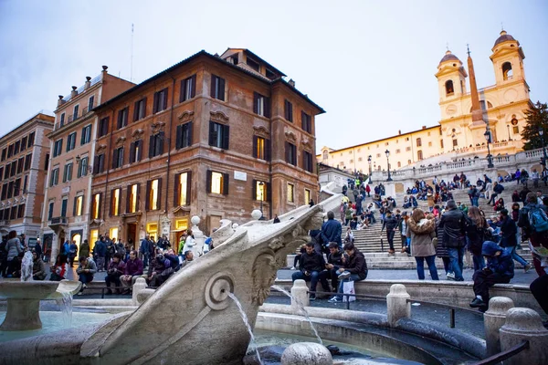 ROMA ITÁLIA - NOVEMBRO 8: grande número de turistas sentados em frente — Fotografia de Stock