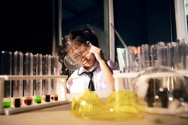 Niños que se inclinan por la química en el laboratorio de examen de ciencias —  Fotos de Stock