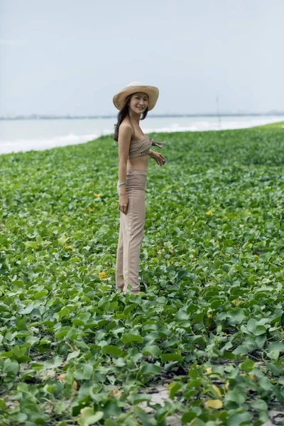 美丽的亚洲年轻女子站在自然se的肖像 — 图库照片