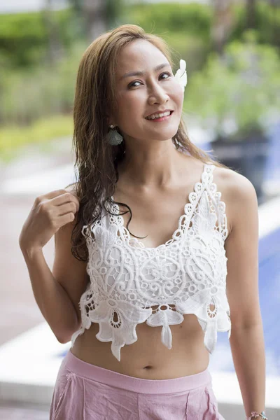 Ritratto di bella asiatica giovane donna sorridente viso con happ — Foto Stock
