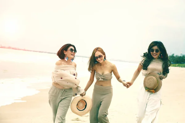 Tre glada asiatisk kvinna lycka känslor på semester havet Bea — Stockfoto