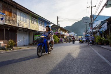 prachuap khiri khan tayland - haziran3,2019 : köylü kadın ridin