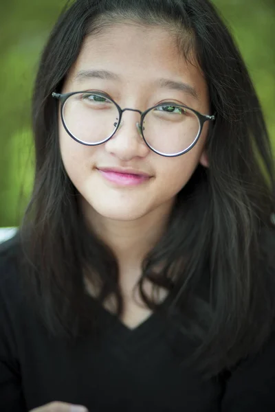 Headshot di asiatico adolescente dentino sorridente faccia con felicità em — Foto Stock