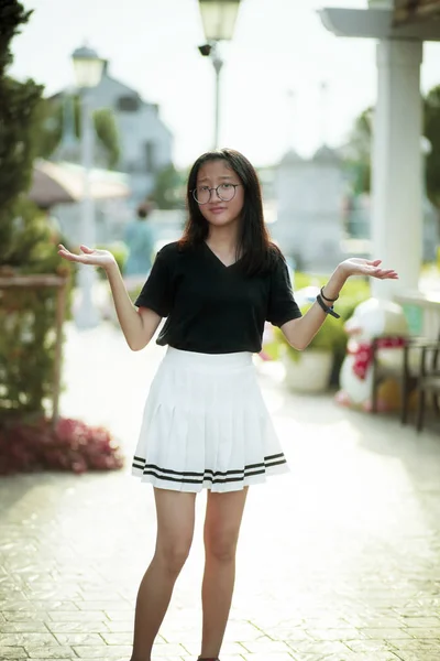Piękny Asian nastolatek z nieszczęśliwy twarz stojący na wolnym powietrzu — Zdjęcie stockowe
