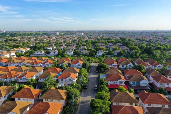 Vista aérea de hermoso pueblo natal y asentamiento de la ciudad — Foto de Stock