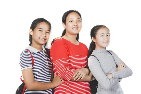 Groupe de asiatique adolescent sourire visage debout contre blanc dos — Photo