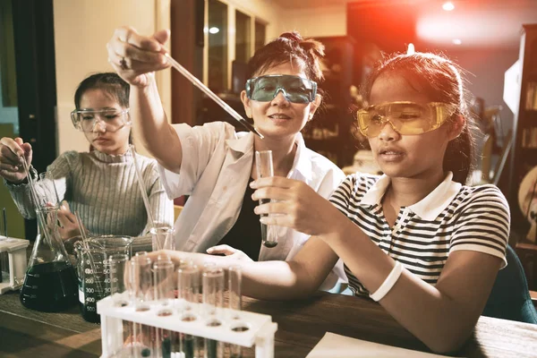 Asiático profesor y estudiante en escuela ciencia laboratorio habitación —  Fotos de Stock