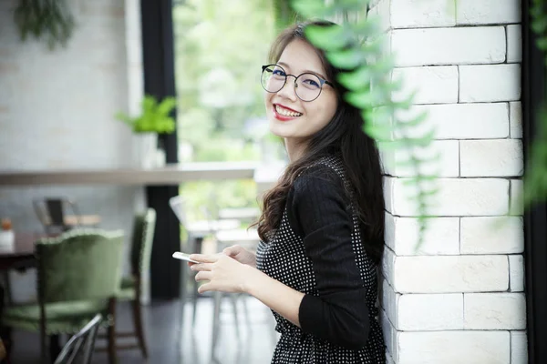 Güzel Asyalı Genç kadın mutluluk e yakışıklı yüz gülümseyen — Stok fotoğraf