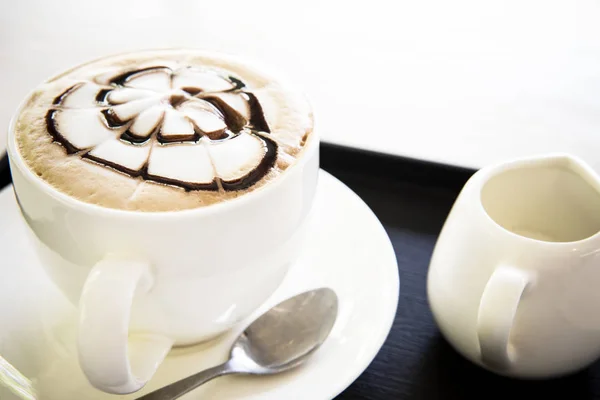 Latte kaffe konst klä upp på mjuk bubbla grädde Top redo att drin — Stockfoto