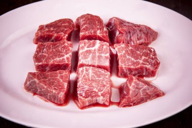 iyi qaulity pişmemiş sığır eti yığın çanak hazırlamak