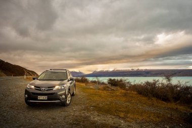 pukaki gölü Yeni Zelanda - august31,2015 : turist oto park
