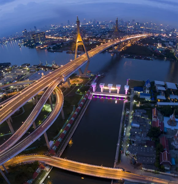 Flygvy över Bhumibol Bridge i skymningen i Bangkok Thailand — Stockfoto