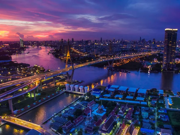 Bangkok tayland alacakaranlıkta bhumibol köprü havadan görünümü — Stok fotoğraf