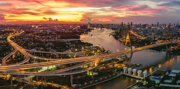 Bangkok tayland alacakaranlıkta bhumibol köprü havadan görünümü — Stok fotoğraf