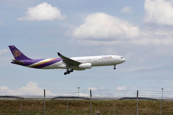 Bangkok Tailandia - august22,2015: aproximación del avión de la vía aérea tailandesa para — Foto de Stock