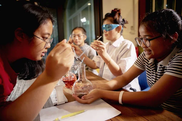Okul bilimi laboratuar odasında Asya öğretmen ve öğrenci — Stok fotoğraf
