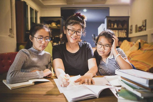 Aziatische tiener student en vrouw leraar toothy lachend gezicht in — Stockfoto