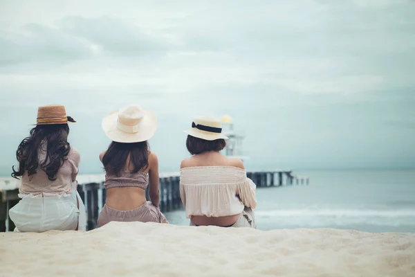 Dama na plaży kapelusz na sobie słoma wakacje — Zdjęcie stockowe