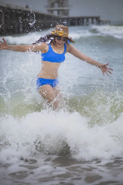 Γυναίκα ευτυχία σε διακοπές θάλασσα παραλία — Φωτογραφία Αρχείου